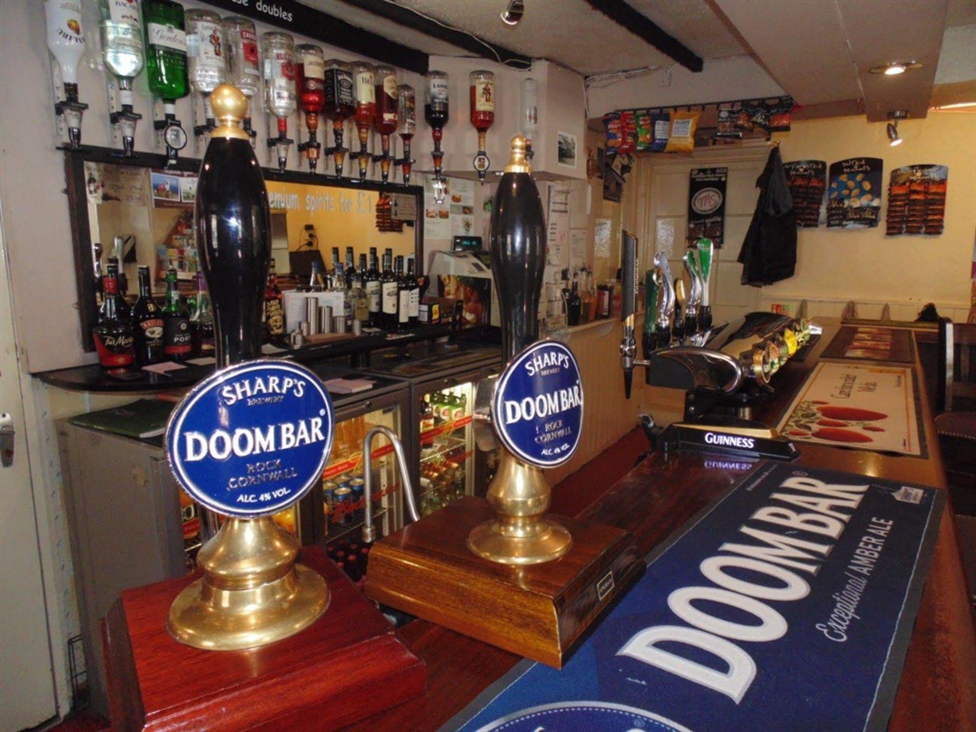King'S Head Hotel By Greene King Inns ウィンボーン・ミンスター エクステリア 写真
